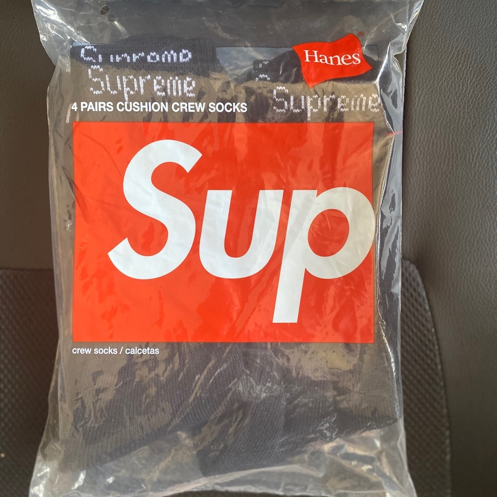 Supreme x Hanes 4 Pair Crew Socks